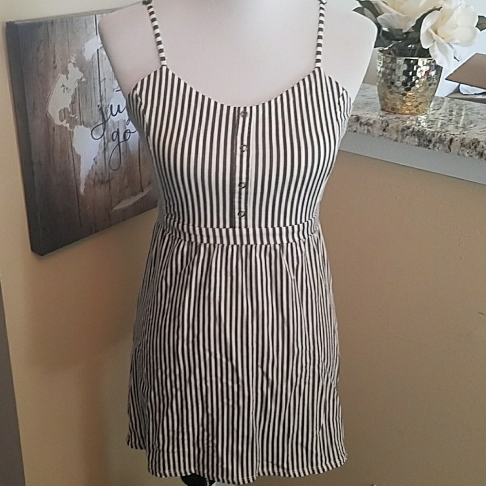 CHECK OUT THE BACK ON THIS ONE!! Cute summer dress